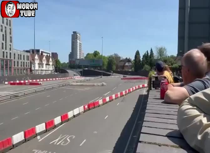 Video :At MotoFest Coventry, the race marshal just escapes the worst